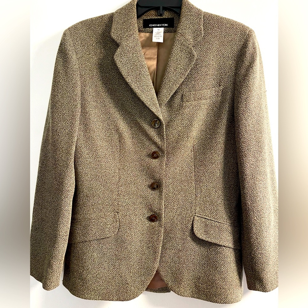 Jones New York women’s blazer, fully lined, excellent condition, barely worn.